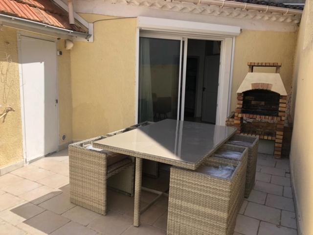 Maison de vacances à Marseillan au cœur du village, à quelques pas du port. Extérieur photo
